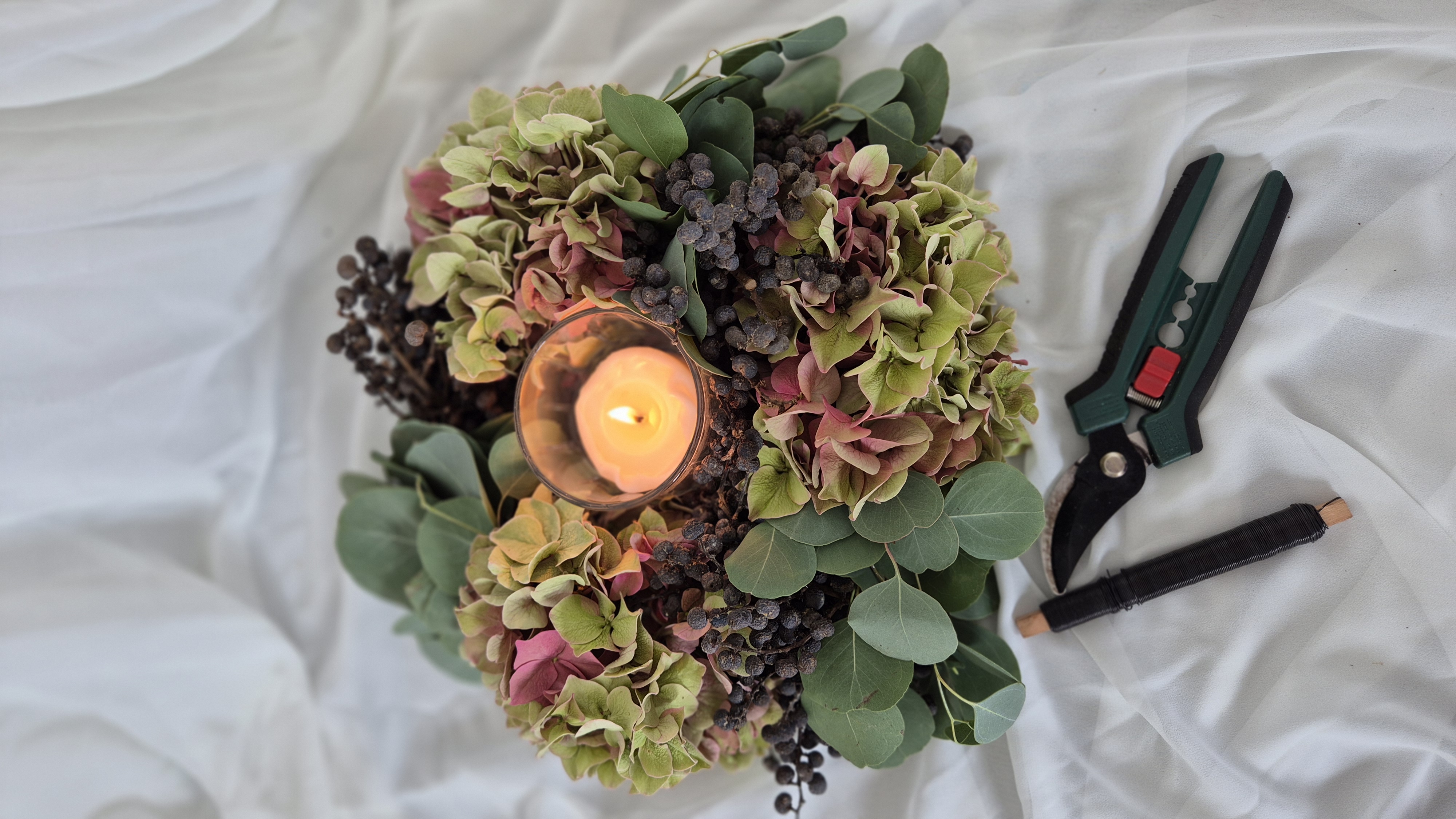 Krans van hortensia, eucalyptus en dadeltakken