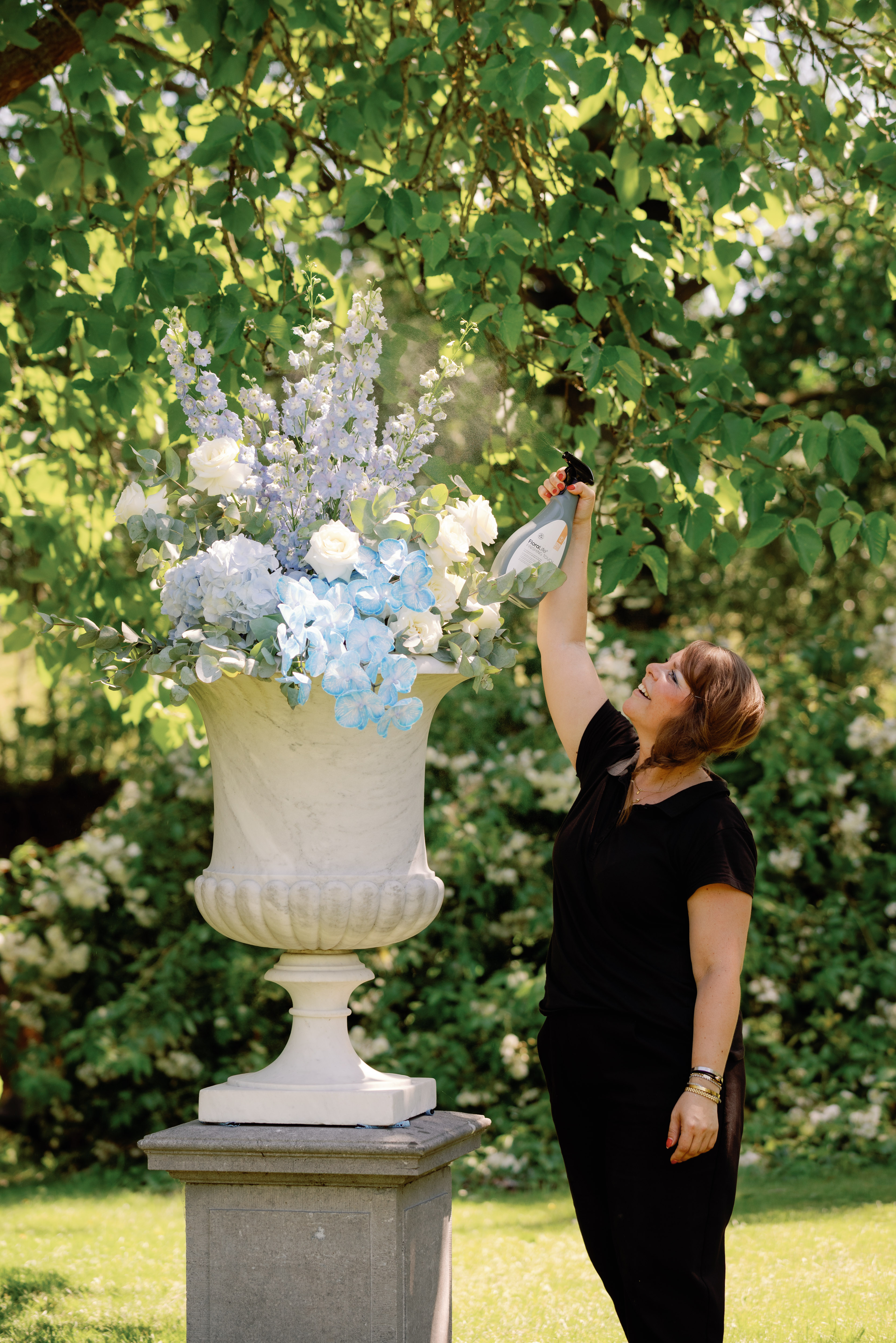 Ellen aan het werk met bloemen