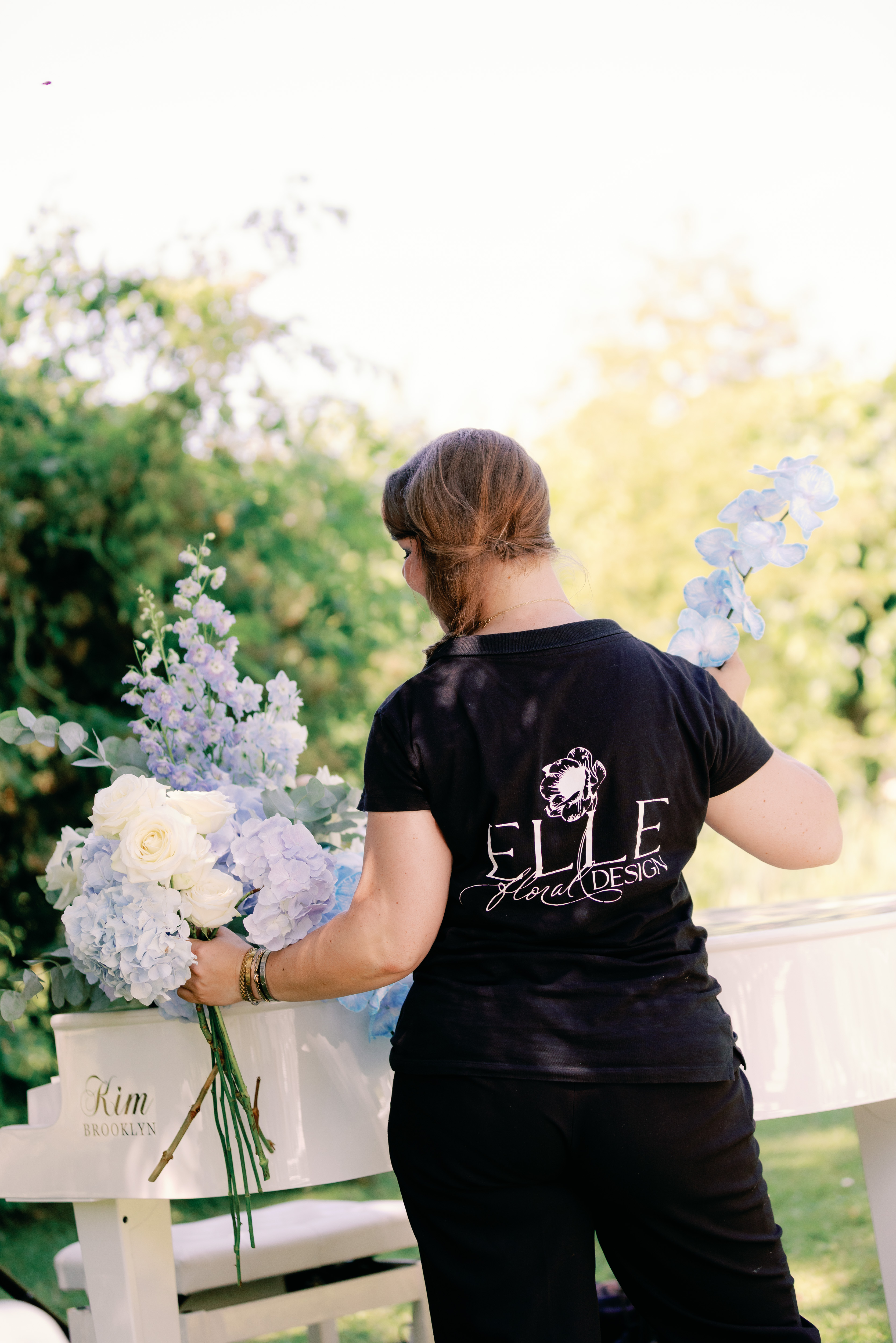 Ellen met bloemwerk op locatie